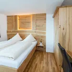 Alpenhotel Wanderniki Konukevi 4*
