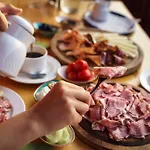 Konukevi Alpenhotel Wanderniki 4*